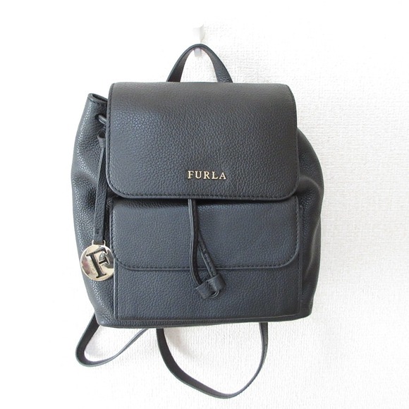 furla noemi mini backpack Burton Way Large Flapover Black and the breathable fabric insert on the back ensures comfort Furla Mini Leather Flow Backpack